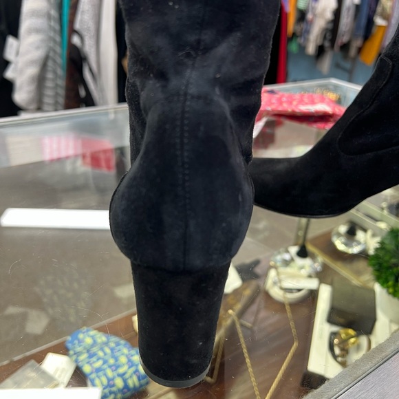 Valentino Garavani black knee high suede boots. - Picture 4 of 8